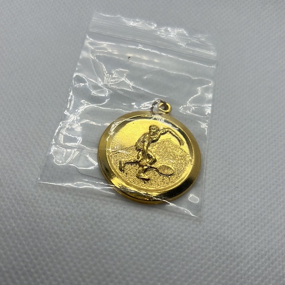 TENNIS PENDANT MEDAL GOLD TONE VINTAGE - Picture 8 of 9